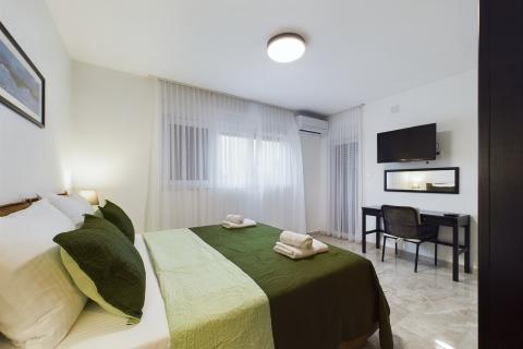 Istra,Krnica-kuća s bazenom i velikom okućnicom-najam