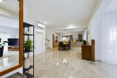 Istra,Krnica-kuća s bazenom i velikom okućnicom-najam