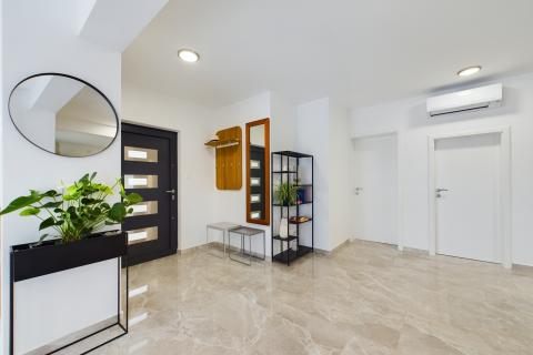 Istra,Krnica-kuća s bazenom i velikom okućnicom-najam