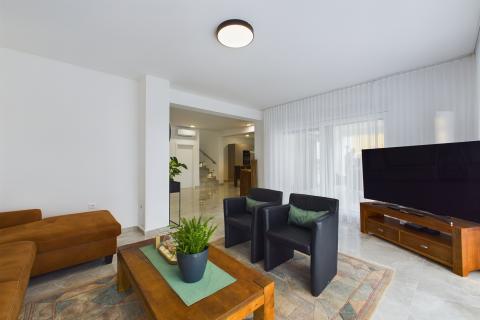 Istra,Krnica-kuća s bazenom i velikom okućnicom-najam