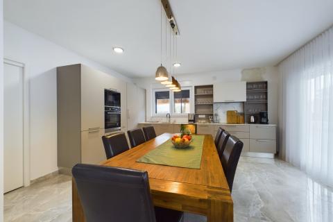 Istra,Krnica-kuća s bazenom i velikom okućnicom-najam