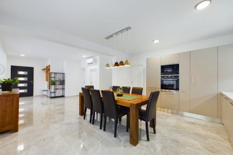 Istra,Krnica-kuća s bazenom i velikom okućnicom-najam