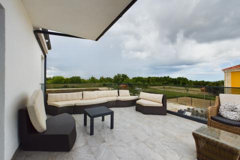 Istra,Krnica-kuća s bazenom i velikom okućnicom-najam