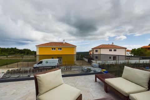 Istra,Krnica-kuća s bazenom i velikom okućnicom-najam