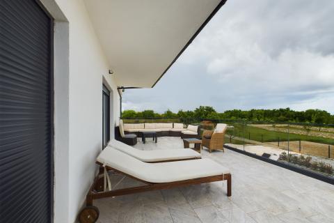 Istra,Krnica-kuća s bazenom i velikom okućnicom-najam