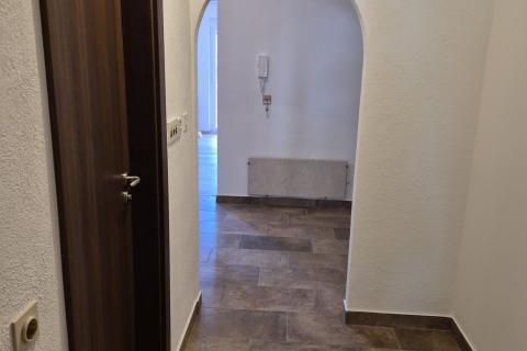 Poreč, centar, trosoban stan, 300 m od mora sa tri balkona