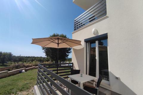 Poreč, okolica, kuća sa pet stambenih jedinica i pogledom na more