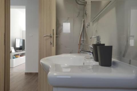 Poreč, okolica, kuća sa pet stambenih jedinica i pogledom na more