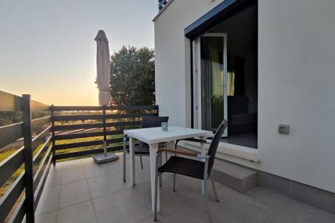 Poreč, okolica, kuća sa pet stambenih jedinica i pogledom na more