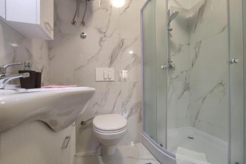 Poreč, okolica, kuća sa pet stambenih jedinica i pogledom na more