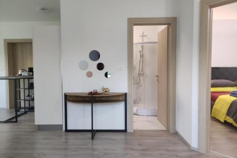 Poreč, okolica, kuća sa pet stambenih jedinica i pogledom na more