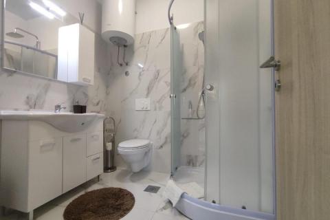 Poreč, okolica, kuća sa pet stambenih jedinica i pogledom na more