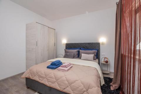 Poreč, okolica, kuća sa pet stambenih jedinica i pogledom na more