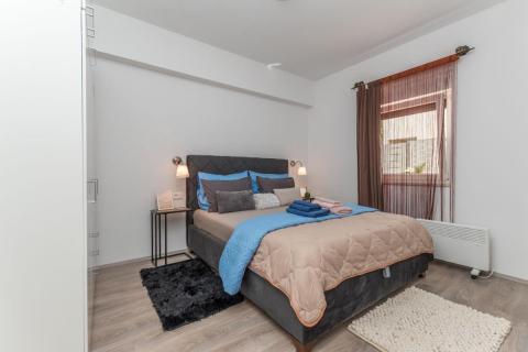 Poreč, okolica, kuća sa pet stambenih jedinica i pogledom na more