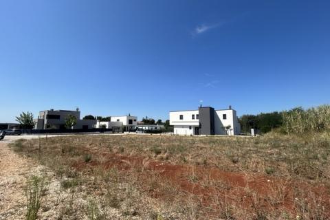 Kaštelir, lijepo građevinsko zemljište za gradnju vile sa bazenom ili dvojnice