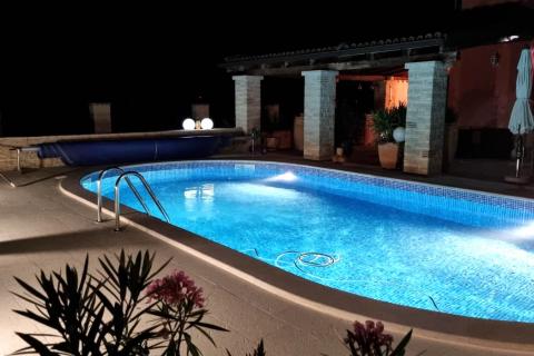 Istria, Visignano, casa con piscina + terreno edificabile