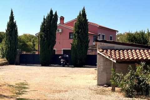Istria, Visignano, casa con piscina + terreno edificabile