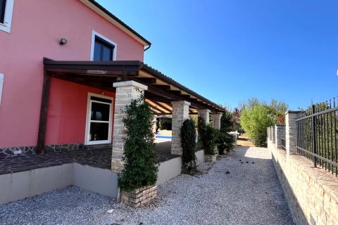 Istria, Visignano, casa con piscina + terreno edificabile