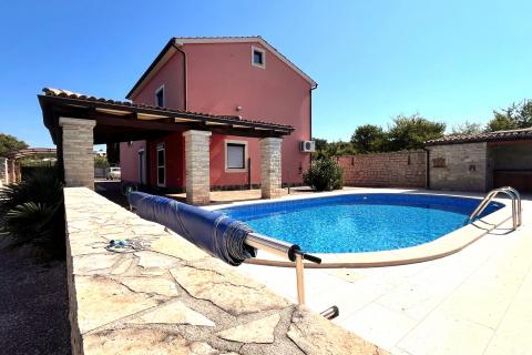 Istria, Visignano, casa con piscina + terreno edificabile