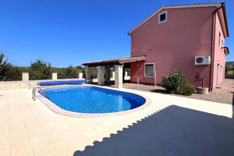 Istria, Visignano, casa con piscina + terreno edificabile