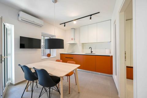 Rovigno – appartamento nuovo nel centro storico, piano terra con cortile.