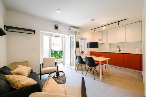 Rovigno – appartamento nuovo nel centro storico, piano terra con cortile.