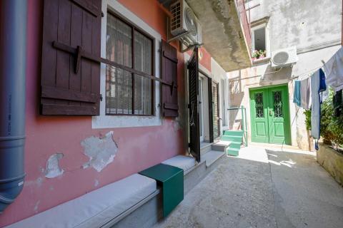 Rovigno – appartamento nuovo nel centro storico, piano terra con cortile.