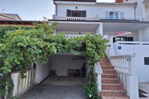 Baška - kuća u nizu 60m2, okućnica