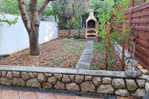 Baška - kuća u nizu 60m2, okućnica