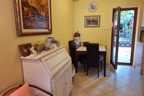 Baška - kuća u nizu 60m2, okućnica