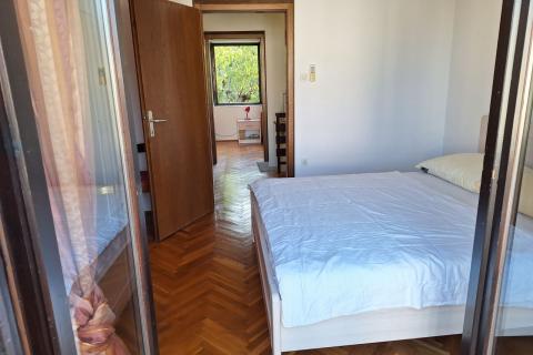 Baška - kuća u nizu 60m2, okućnica