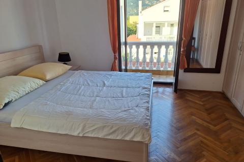 Baška - kuća u nizu 60m2, okućnica