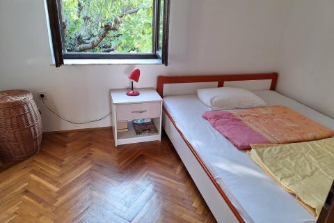 Baška - kuća u nizu 60m2, okućnica