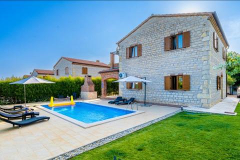 Istra, Juršići – kamnita vila z bazenom