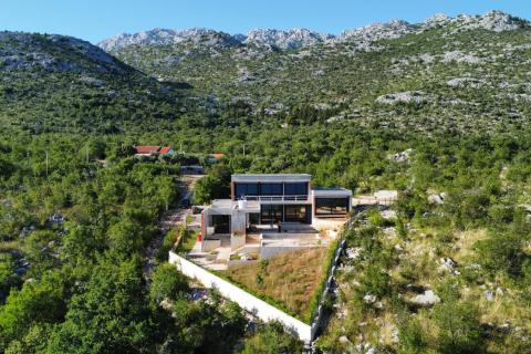 Starigrad Paklenica - vila, garaža, bazen, igralište, osama