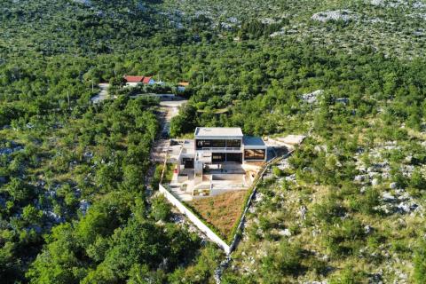 Starigrad Paklenica - vila, garaža, bazen, igralište, osama