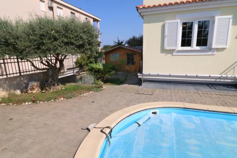 POREČ-stan s privatnim bazenom