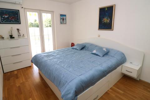 POREČ-stan s privatnim bazenom