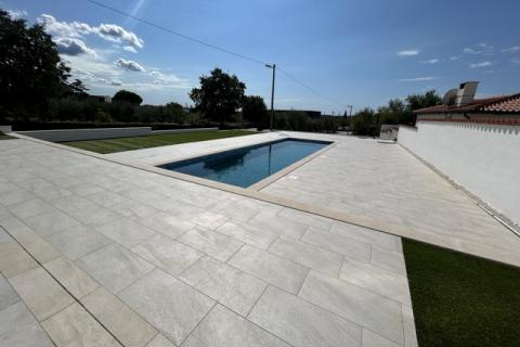 Poreč, okolica, moderna kuća sa dva stana, bazenom i velikom okućnicom