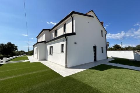 Poreč, okolica, moderna kuća sa dva stana, bazenom i velikom okućnicom