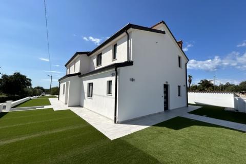 Poreč, okolica, moderna kuća sa dva stana, bazenom i velikom okućnicom