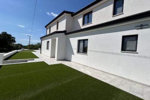 Poreč, okolica, moderna kuća sa dva stana, bazenom i velikom okućnicom