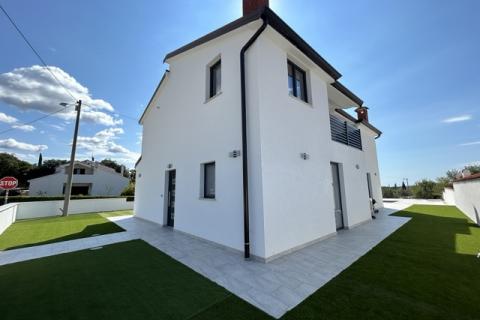 Poreč, okolica, moderna kuća sa dva stana, bazenom i velikom okućnicom