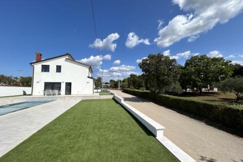 Poreč, okolica, moderna kuća sa dva stana, bazenom i velikom okućnicom