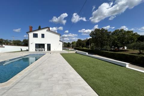 Poreč, okolica, moderna kuća sa dva stana, bazenom i velikom okućnicom