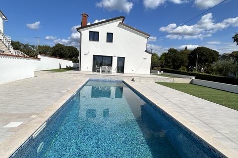 Poreč, okolica, moderna kuća sa dva stana, bazenom i velikom okućnicom