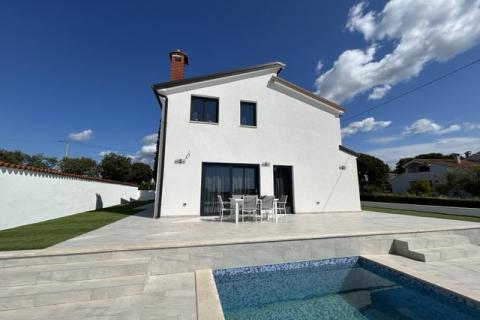 Poreč, okolica, moderna kuća sa dva stana, bazenom i velikom okućnicom