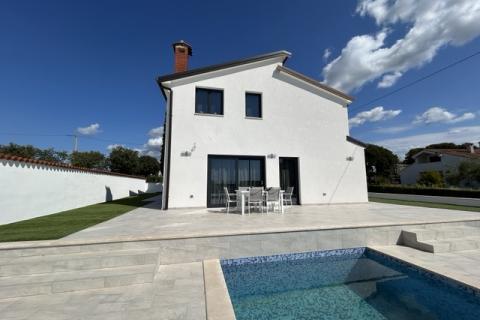 Poreč, okolica, moderna kuća sa dva stana, bazenom i velikom okućnicom