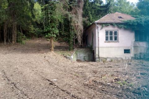 Sesvete, Vugrovec - kuća za rušenje s velikom okućnicom