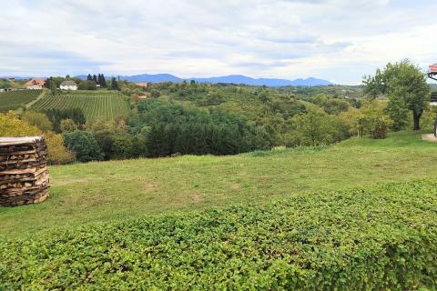 Ozalj; Vrhovac - građevinsko zemljište 3600 m2 blizina Kupe